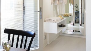 A bright, modern bathroom with a large mirror, a towel rack, and a sink. - B&B Porta Castellana (Montalcino)