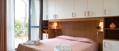 Premium bedding, in-room safe, desk, free WiFi