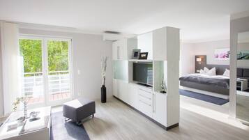 Superior-Apartment | Wohnbereich | Flachbildfernseher