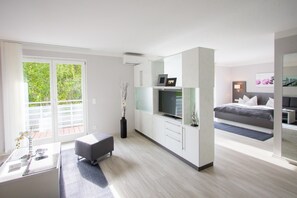 Superior Apartment | Living area | Flat-screen TV - Lausitzer Seenland Apartmenthaus (Hoyerswerda)