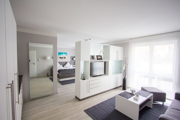 Standard-Apartment | Wohnbereich | Flachbildfernseher