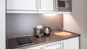 Kühlschrank, Mikrowelle, Wasserkocher mit Kaffee-/Teezubehör