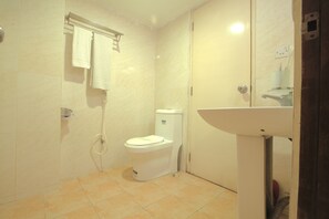 Royal Quadruple Room, Sea View | Bathroom | Shower, free toiletries, towels, soap - Bashati Bay Resort (Cox's Bazar)