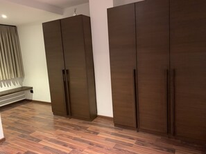 Shower, free toiletries - Five Petals Hotel & Banquets (Ahmedabad)