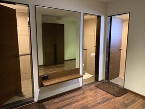 Shower, free toiletries - Five Petals Hotel & Banquets (Ahmedabad)