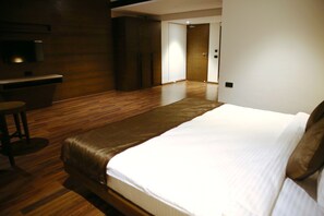 Chambre Prestige | Coffre-fort, bureau, fer et planche à repasser