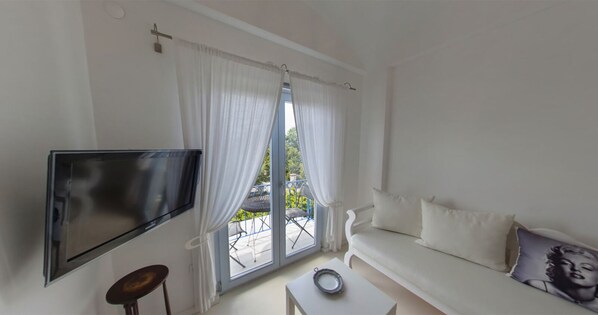 デラックス ダブルルーム シービュー | リビング エリア | 45 インチの液晶テレビ (衛星放送視聴可)