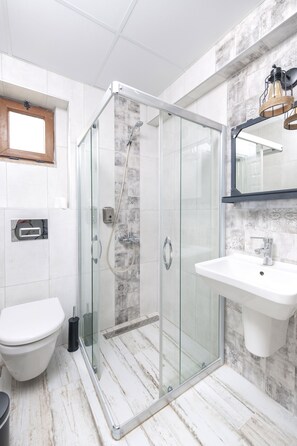 Shower, hair dryer, slippers, towels - K Bozcaada Paralia (Bozcaada)