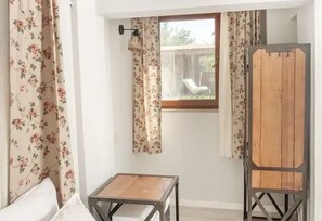 Ropa de cama de alta calidad, cortinas blackout y wifi gratis 