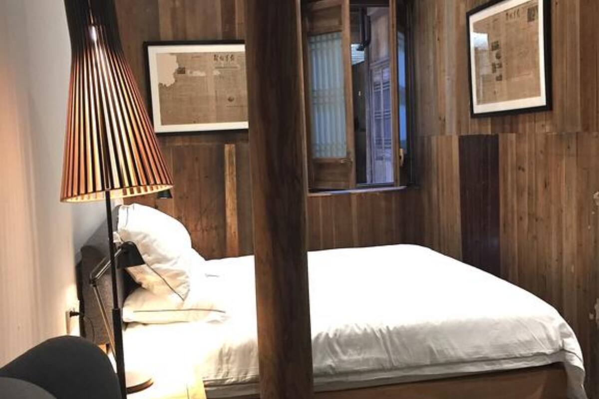 Ropa de cama de alta calidad y caja de seguridad en la habitación