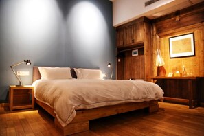 Ropa de cama de alta calidad y caja de seguridad en la habitación