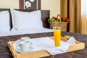 Bàn ủi/dụng cụ ủi quần áo, nôi/giường cho trẻ sơ sinh (phụ phí)
