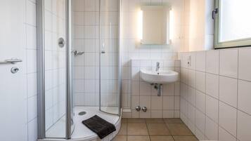 Habitación doble estándar | Baño | Regadera, amenidades de baño gratuitas, secadora de cabello, batas