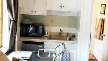 Chalet, Kitchenette (Suite 4) | Premium bedding, free WiFi