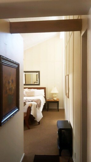 Chalet, Kitchen (Suite 5) | Premium bedding, free WiFi