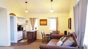 Chalet, Kitchenette (Suite 7) | Interior