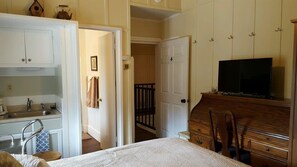 Chalet, Kitchenette (Suite 4) | Premium bedding, free WiFi