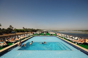 Una piscina al aire libre, una piscina en la azotea