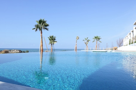 2 outdoor pools, sun loungers