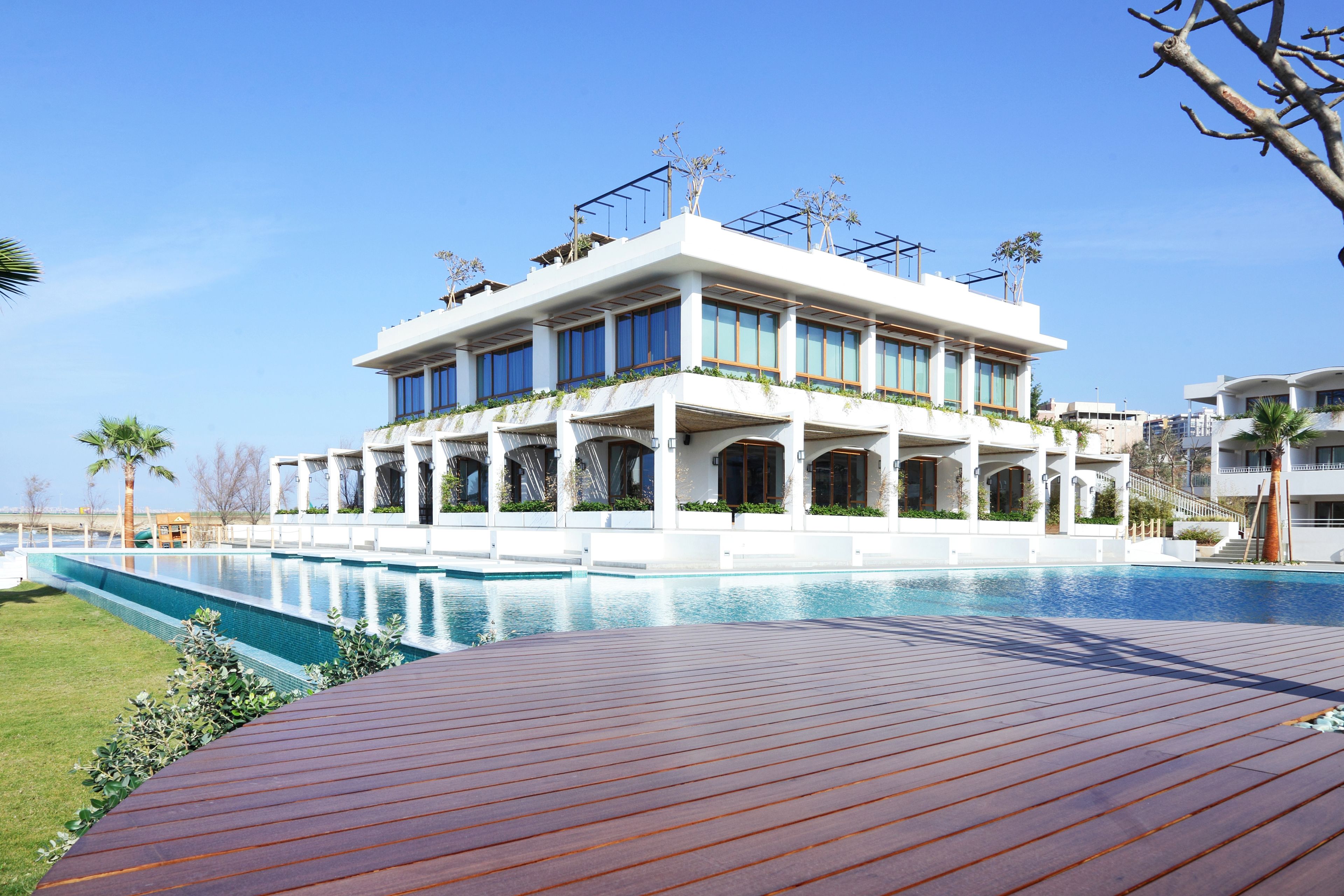 2 outdoor pools, pool loungers