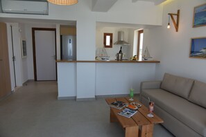 Loftsleilighet, massasjebadekar, sjøutsikt | Oppholdsrom | En 39-tommers LCD-TV med kabel-kanaler samt TV