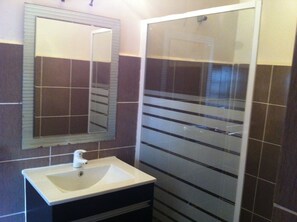 Appartement, 1 chambre (Ambondrona) | Lavabo de la salle de bain