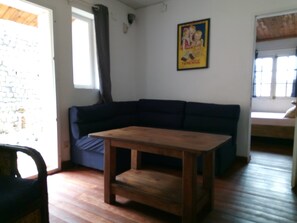 Basic-Apartment, 1 Schlafzimmer (Faravohitra) | Wohnbereich | 44-Zoll-Flachbildfernseher mit Kabelempfang, Fernseher