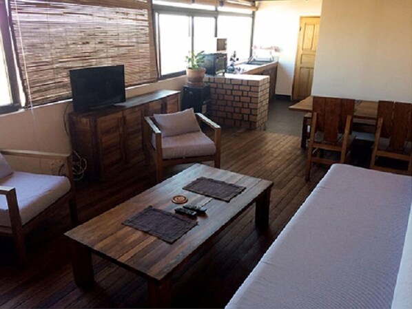 Superior appartement, 1 slaapkamer (Ambondrona) | Woonkamer | Een 44-inch flatscreentelevisie met kabelzenders en televisie