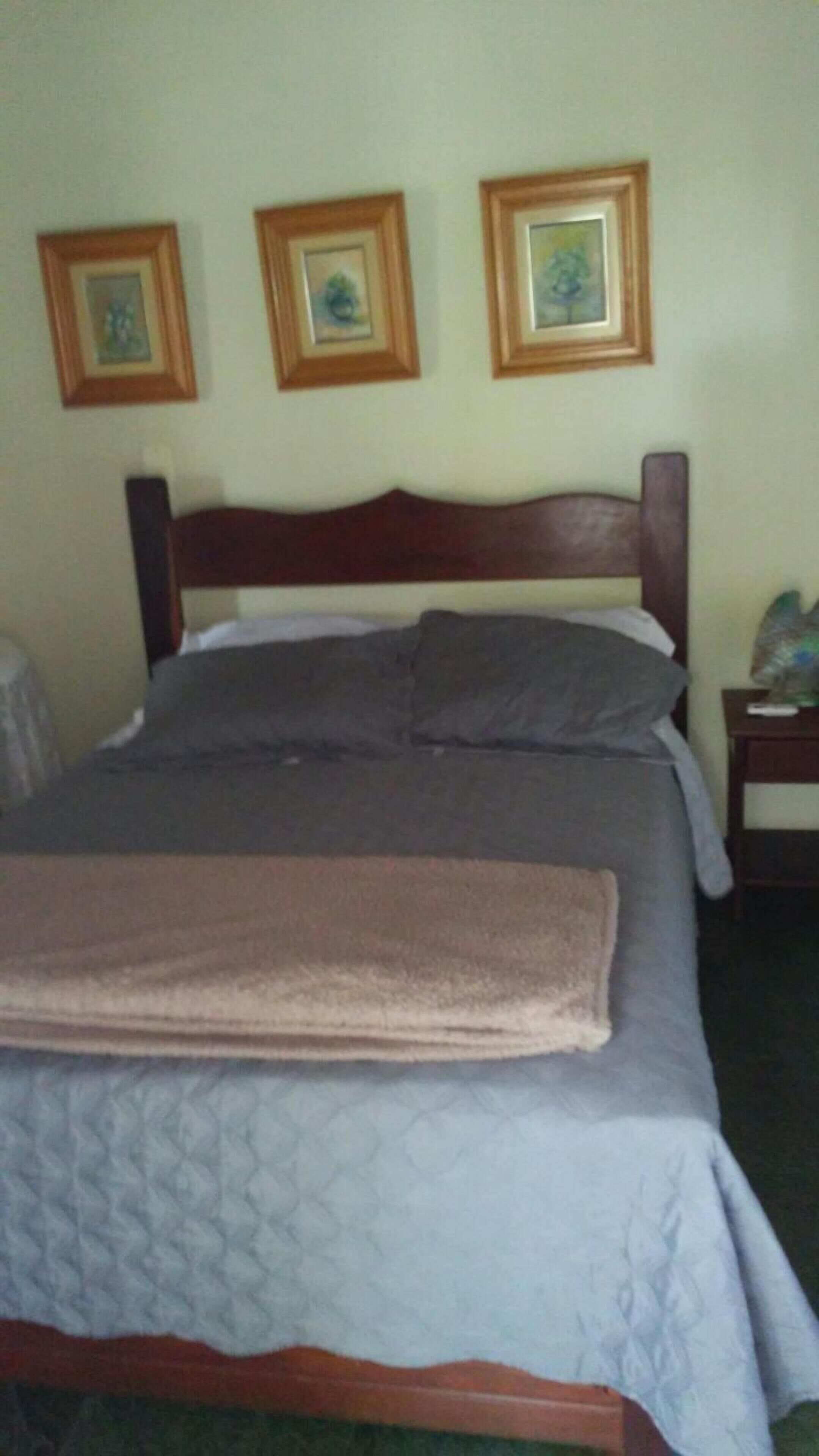 1 habitación, tabla de planchar con plancha, camas extra y wifi gratis 