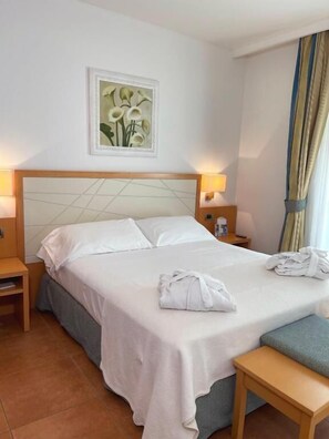  أغطية فراش متميزة وميني بار وخزنة داخل الغرفة وتجهيزات عازلة للصوت