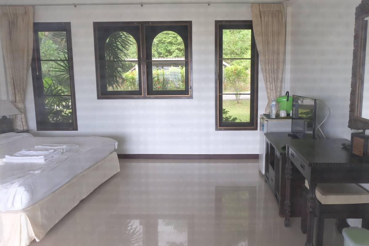 Tallelokero huoneessa, työpöytä, ilmainen Wi-Fi, vuodevaatteet