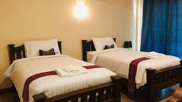 Caja de seguridad en la habitación, escritorio y camas extra