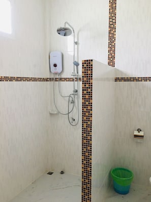Suihku, ilmaiset hygieniatuotteet, bidee, pyyhkeet
