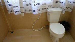 สแตนดาร์ดบังกะโล | ห้องน้ำ | ฝักบัว, ของใช้ในห้องน้ำฟรี, โถสุขภัณฑ์แบบบิเดท์, ผ้าเช็ดตัว