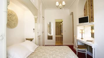 Habitación Confort doble, vistas a la ciudad | Ropa de cama de alta calidad, caja fuerte, escritorio