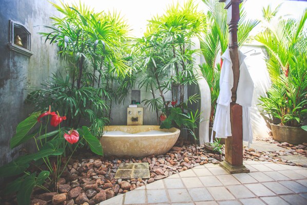 Deep soaking bathtub