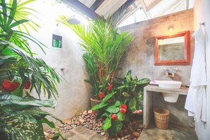 Amenidades de baño gratuitas, secadora de cabello, toallas 