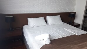舒适双人房, 1 张大床 | 客房内保险箱、熨斗/熨板、免费 WiFi、床单