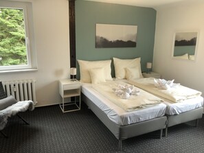 أغطية فراش متمي زة وستائر تعتيم ومكواة/لوح كي وأسرّة أطفال/رضّع (مجانًا)