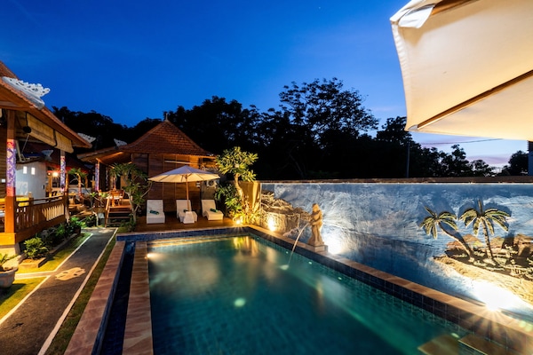 Alberca al aire libre, acceso de 08:00 a 22:00, y camastros