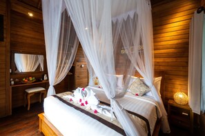 小型套房, 泳池景观 | 迷你吧、客房内保险箱、办公桌、熨斗/熨板