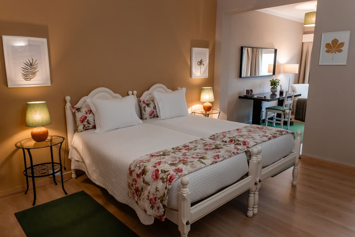 Habitación Grand con 2 camas individuales | 1 dormitorio, decoración individual, escritorio y cortinas opacas