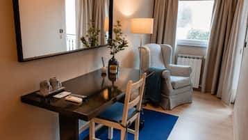 Habitación Confort | 1 habitación, decoración personalizada, escritorio y cortinas blackout