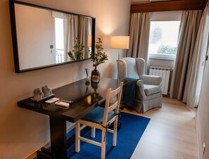 1 habitación, decoración personalizada, escritorio y cortinas blackout 