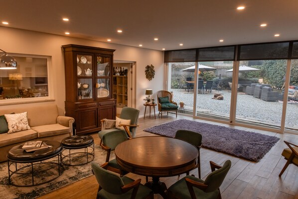 Télévision à écran plat, espaces bureaux