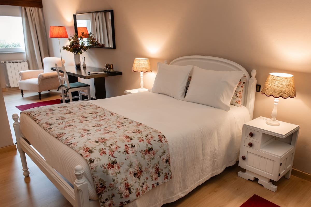 Habitación Deluxe doble | 1 dormitorio, decoración individual, escritorio y cortinas opacas