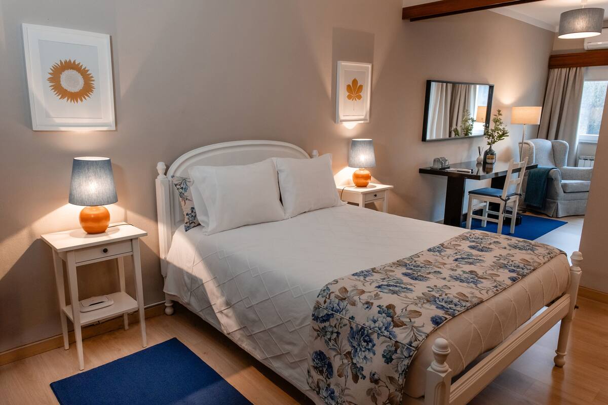 Rom – comfort | 1 soverom, skrivebord, blendingsgardiner og strykejern/-brett