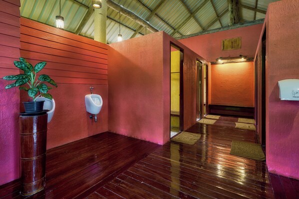 Tent Ing Nam | Badezimmer | Dusche, kostenlose Toilettenartikel, Handtücher