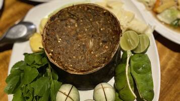 Se sirven desayunos, almuerzos, cenas y cocina tailandesa