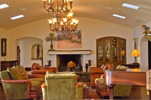 Family Villa, 6 Bedrooms, Ocean View | Ruang tamu | TV skrin rata, pendiangan, pemain DVD 